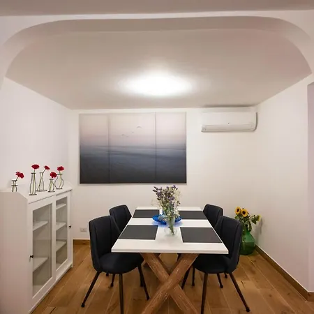 Diomira Apartment *